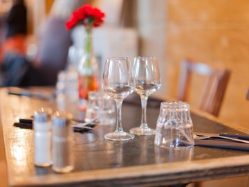 Verres à pied et couverts sur une table du Valmy